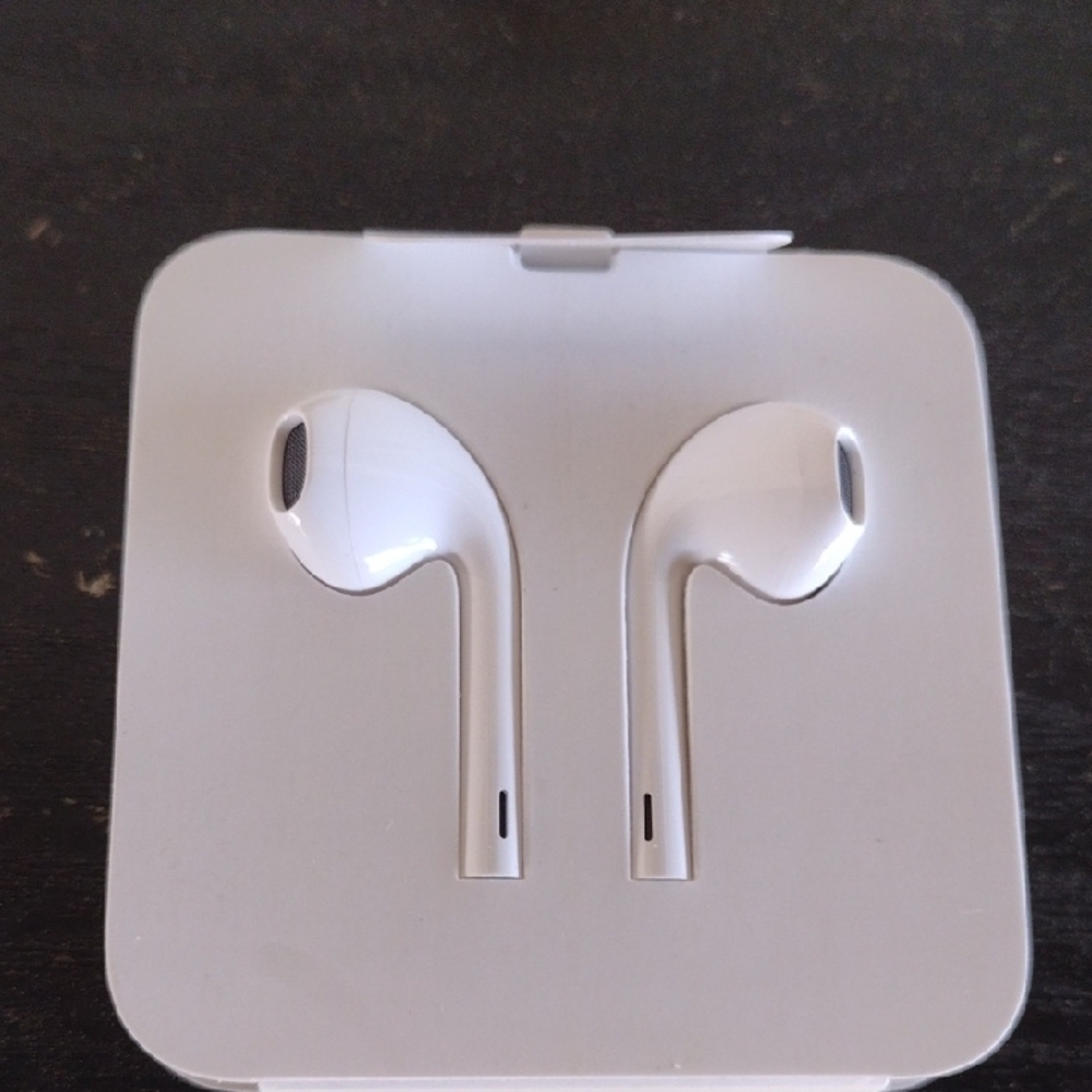 Apple Earpods with Lighting Connector NWT